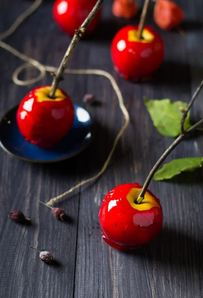Halloween röd karamelliserad äpplen — Stockfoto