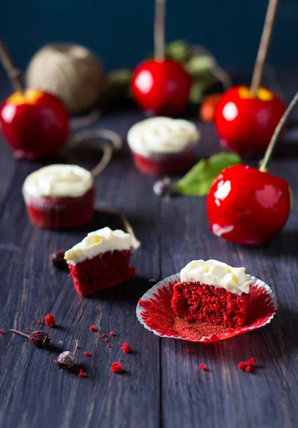 Σπιτικό κόκκινο βελούδο cupcakes — Φωτογραφία Αρχείου
