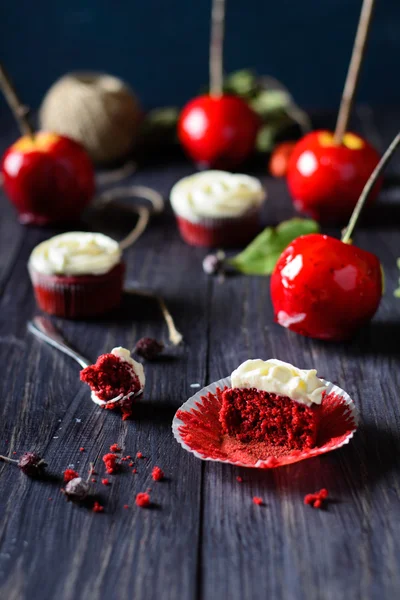 Cupcakes de catifea roșie de casă — Fotografie, imagine de stoc