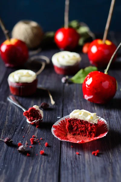 Cupcakes de catifea roșie de casă — Fotografie, imagine de stoc