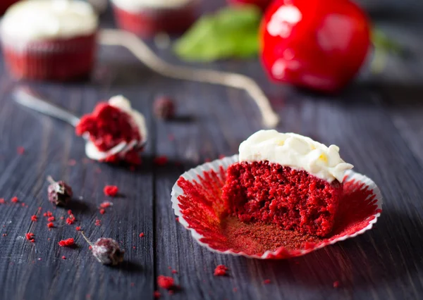 Σπιτικό κόκκινο βελούδο cupcakes — Φωτογραφία Αρχείου