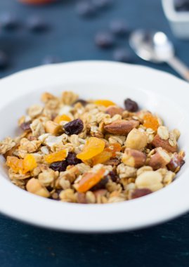 yaban mersini ve kuru kayısı ile ev yapımı granola