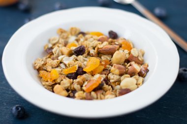yaban mersini ve kuru kayısı ile ev yapımı granola