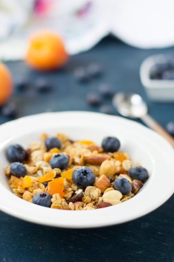 yaban mersini ve kuru kayısı ile ev yapımı granola