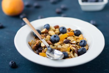 yaban mersini ve kuru kayısı ile ev yapımı granola