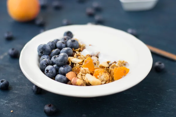 Granola au yaourt, bleuets et abricots secs — Photo