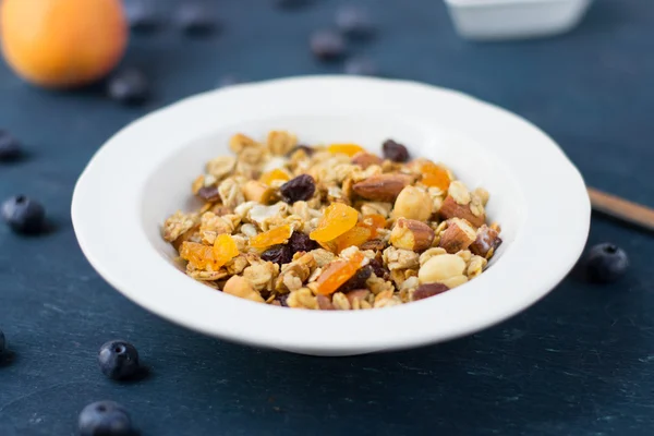 Granola caseira com mirtilos e damascos secos — Fotografia de Stock