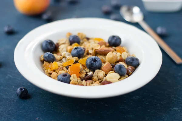 Granola caseira com mirtilos e damascos secos — Fotografia de Stock