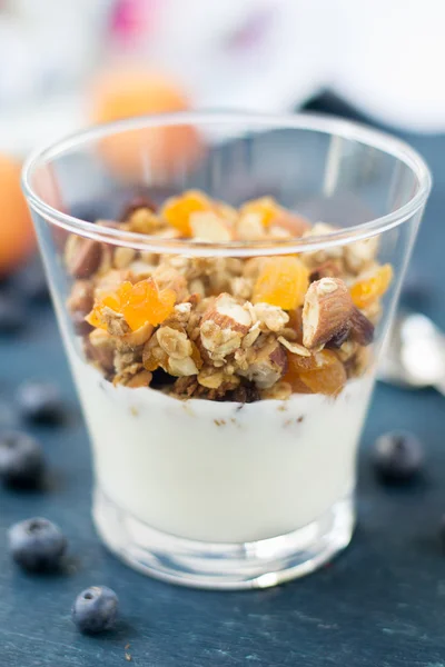 Granola casera saludable con yogur — Foto de Stock