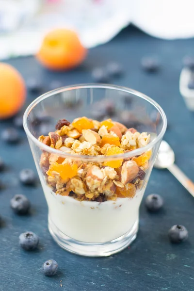 Granola casera saludable con yogur — Foto de Stock