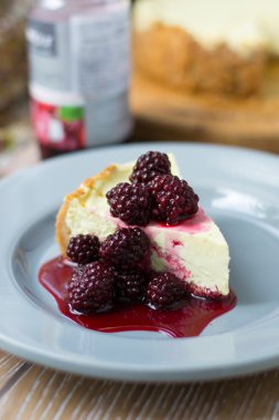 New York cheesecake böğürtlen ile