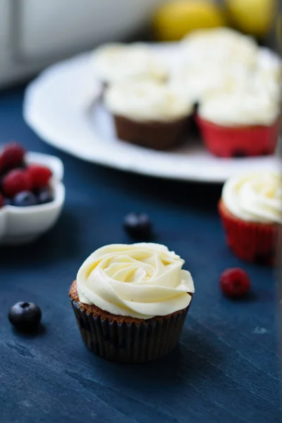 Lemon cupcakes with frosting — Stock Photo, Image