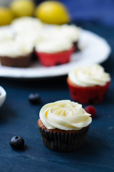 Cytryny cupcakes z lukier — Zdjęcie stockowe