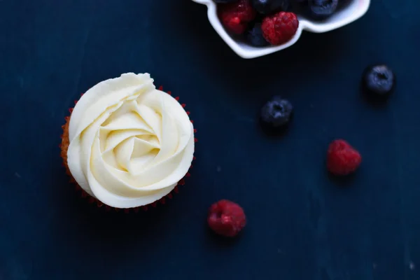 Tasting freshly baked lemon cupcake — Stock Photo, Image