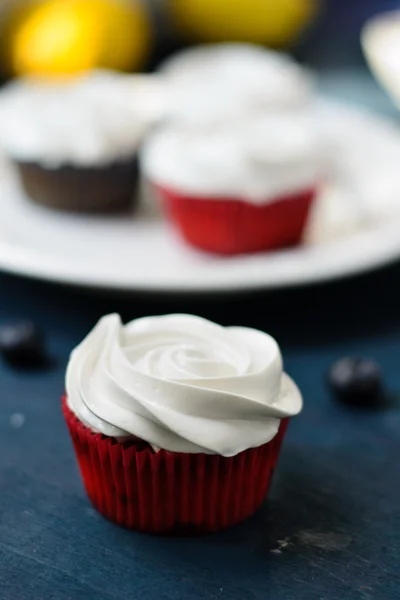 Lemon cupcakes with frosting — Stock Photo, Image