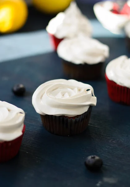 Lemon cupcakes with frosting — Stock Photo, Image