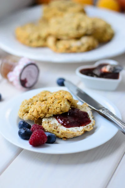 Scones de maçã ingleses com manteiga e geléia — Fotografia de Stock