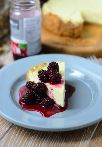 New York cheesecake böğürtlen ile — Stok fotoğraf