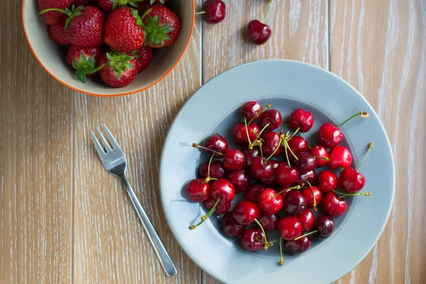 Süße Erdbeeren und Kirschen — Stockfoto