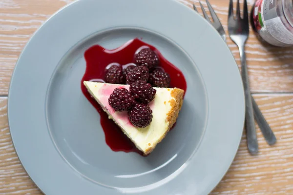 New York cheesecake with blackberries — Stock Photo, Image