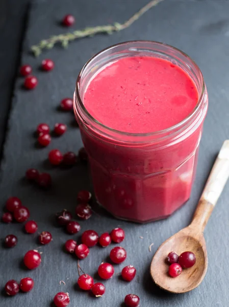 Crunberry cuajada en una mesa de piedra — Foto de Stock