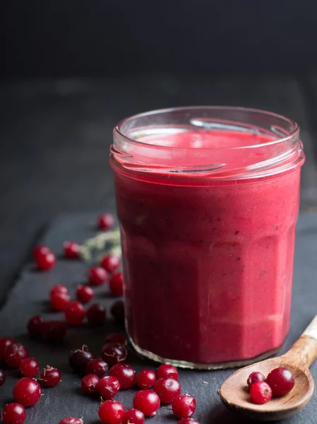 Crunberry coalhada em uma mesa de pedra — Fotografia de Stock