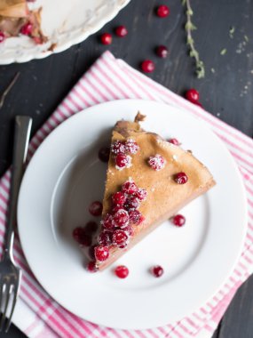 Kızılcık lor ile çikolata Mousse krep pasta