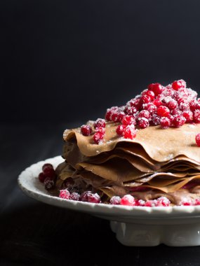 Kızılcık lor ile çikolata Mousse krep pasta