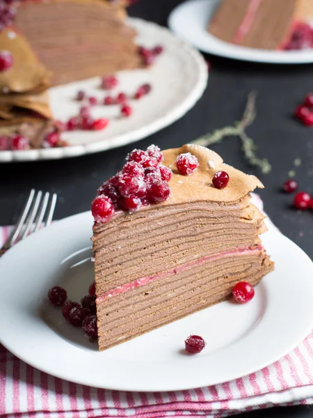 Pastel de Crepe Mousse de Chocolate con Cuajada de Arándano — Foto de Stock