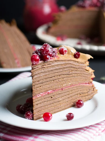 Schokoladenmousse-Crêpe-Kuchen mit Preiselbeerquark — Stockfoto