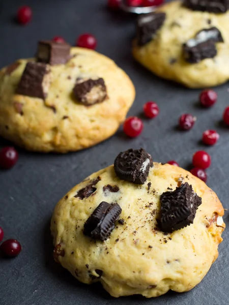 Biscoitos com chocolate e nozes — Fotografia de Stock