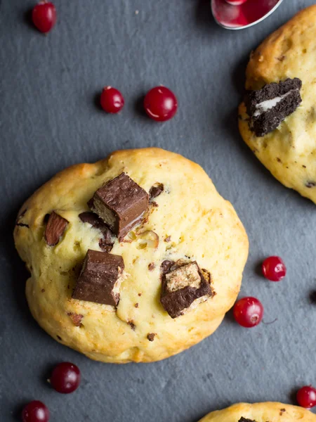 Печенье с шоколадом и орехами — стоковое фото
