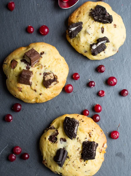 Koekjes met chocolade en noten — Stockfoto