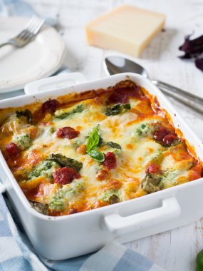 Ricotta ve ıspanak ile yedeklenmiş kabukları