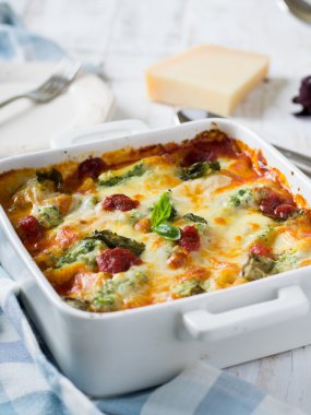 Ricotta ve ıspanak ile yedeklenmiş kabukları