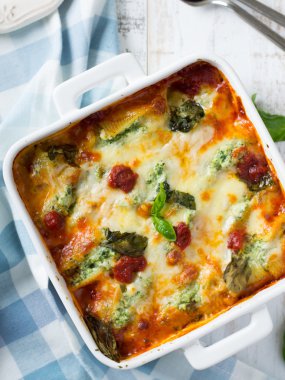 Ricotta ve ıspanak ile yedeklenmiş kabukları