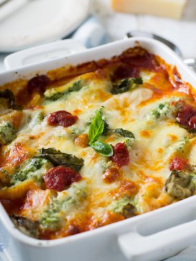 Ricotta ve ıspanak ile yedeklenmiş kabukları