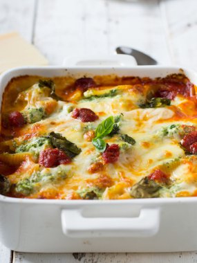 Ricotta ve ıspanak ile yedeklenmiş kabukları