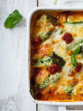 Ricotta ve ıspanak ile yedeklenmiş kabukları