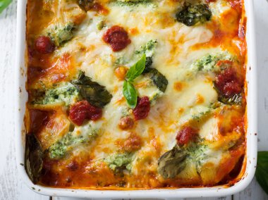 Ricotta ve ıspanak ile yedeklenmiş kabukları