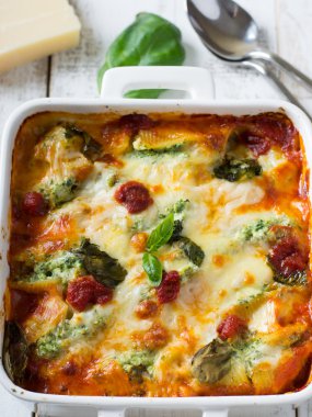 Ricotta ve ıspanak ile yedeklenmiş kabukları