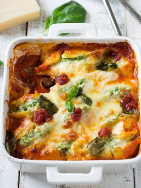 Ricotta ve ıspanak ile yedeklenmiş kabukları