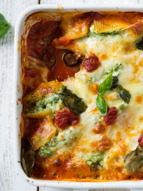 Ricotta ve ıspanak ile yedeklenmiş kabukları