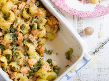 Somon ve bezelye ile makarna güveç