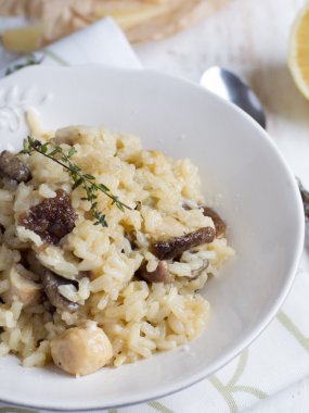 Mantar risotto otlar ile