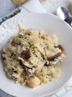 Mantar risotto otlar ile