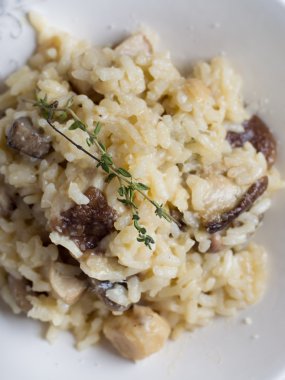 Mantar risotto otlar ile