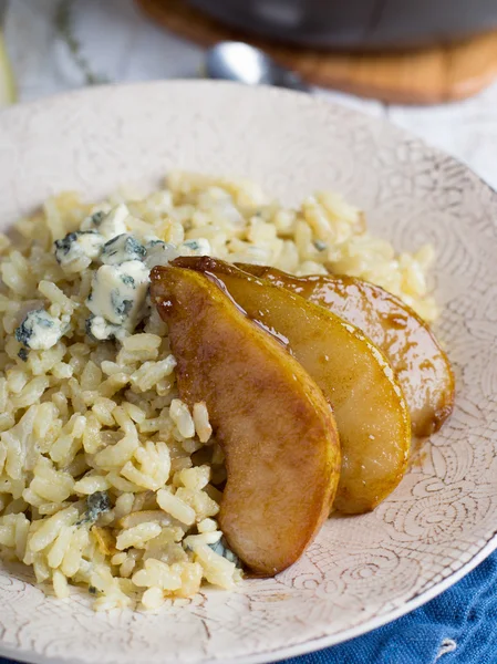 Risotto med päron och gorgonzola ost — Stockfoto