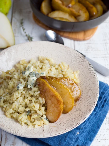 Risotto med päron och gorgonzola ost — Stockfoto