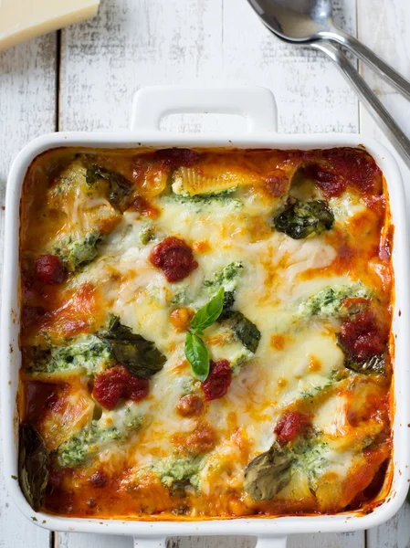 Conchas respaldadas con ricotta y espinacas —  Fotos de Stock